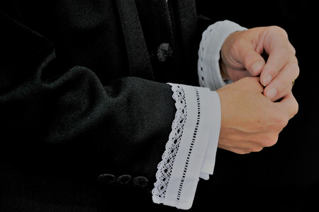Billede af hænderne på en præst