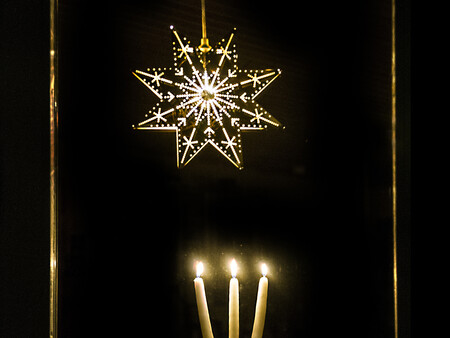 Billede af helligtrekongerslys i vindueskarm