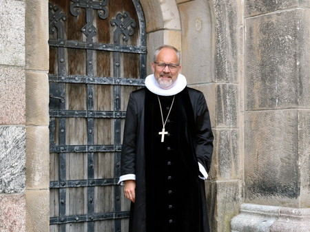 Billede af biskoppen i præstekjole